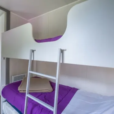 Chambre d'été avec lits superposés et draps violets - MH Classique 3CH - Camping Bel Air Village Le Plan d'eau