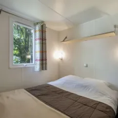 Chambre dans MH Classique 3CH - 6P - Camping Bel Air Village Le Plan d'eau