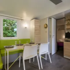 Salle à manger dans MH Classique 3CH - 6P - Camping Bel Air Village Le Plan d'eau