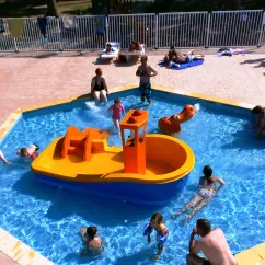 Piscine avec bateau gonflable au Camping Bosc d'En Roug