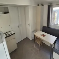 MH Confort 3CH – 6P (Dim) - Camping Paradis Les Jonquilles, cuisine et salle à manger