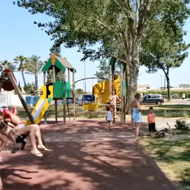 Enfants jouent sur un parc infantile à Camping Bosc d'En Roug