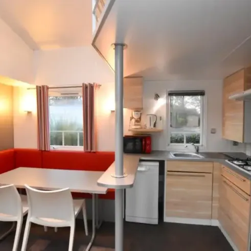 Cuisine et salle à manger du Mobil Home Mezz 3Ch - Camping Le Repaire