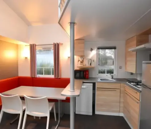Cuisine et salle à manger du Mobil Home Mezz 3Ch - Camping Le Repaire