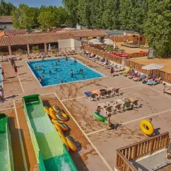 Camping Aunis Club Vendée : piscine avec toboggan et chaises longues autour