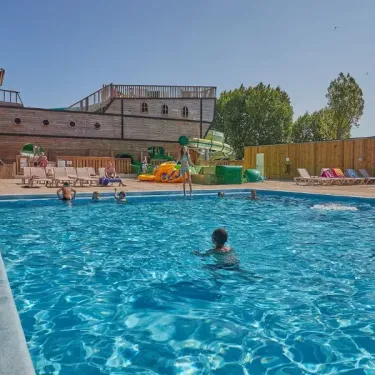 Piscine avec toboggan et bateau en bois au Camping Aunis Club Vendée