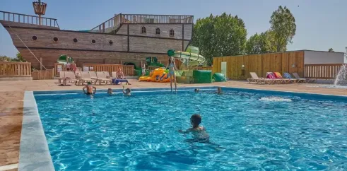 Piscine avec toboggan et bateau en bois au Camping Aunis Club Vendée