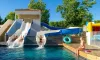 Camping Loyada - enfants glissant sur des toboggans aquatiques dans une piscine