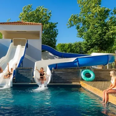 Camping Loyada - enfants glissant sur des toboggans aquatiques dans une piscine