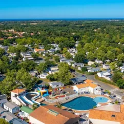 Vue aérienne du Camping Loyada avec piscines, toboggans et mobil-homes entourés de verdure
