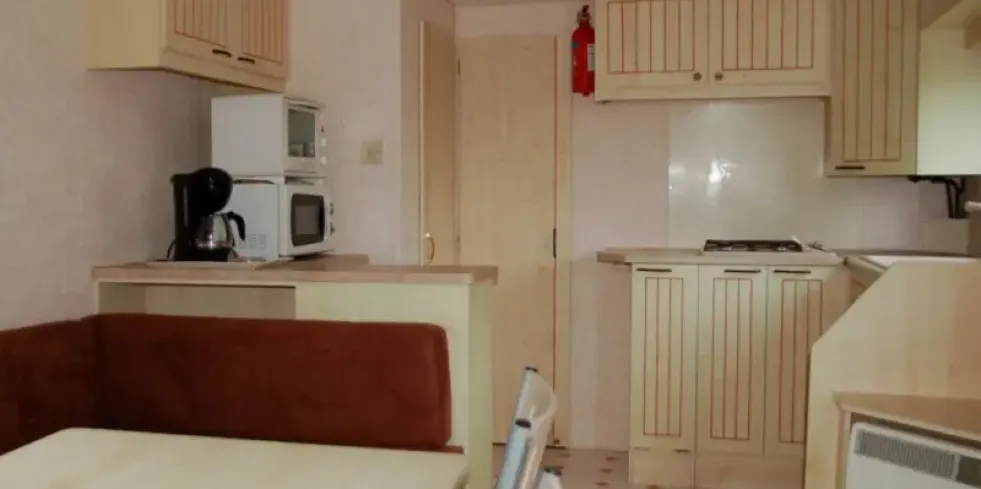 Mobil Home Zen 2CH - 4P - Camping Les Hauts de Port Blanc : cuisine équipée