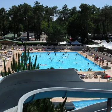 Tuyau d'une slide aquatique dans le parc aquatique du Camping Les Sables de Cordouan.