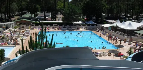 Tuyau d'une slide aquatique dans le parc aquatique du Camping Les Sables de Cordouan.