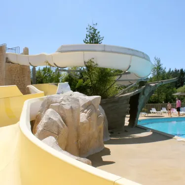 Tubing aquatique et toboggan jaune au Camping Les Sables de Cordouan