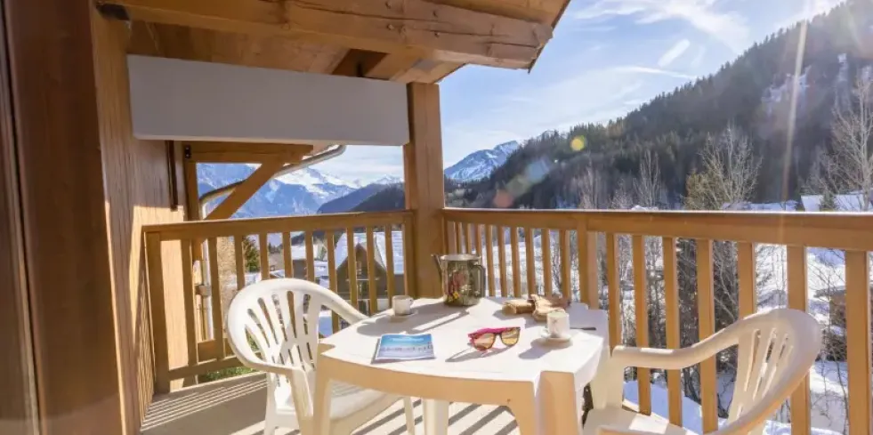 Terrasse avec table et chaises face aux montagnes dans l'Appartement T2 6P - Résidence Olydea Les Bottières