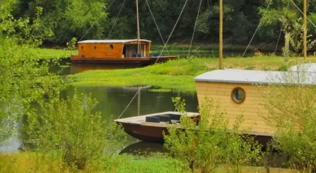 Toue Cabanée accostée 5 Personnes