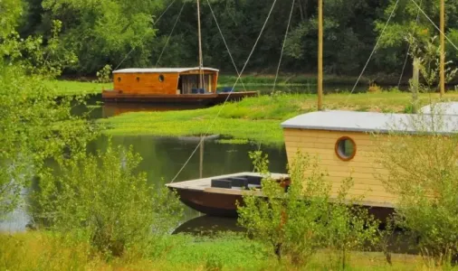 Toue Cabanée accostée 5 Personnes