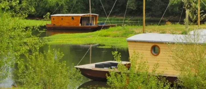 Toue Cabanée accostée 5 Personnes