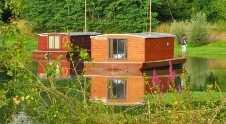 Toue Cabanée accostée 5 Personnes