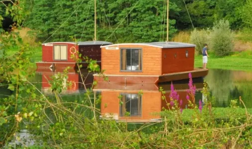 Toue Cabanée accostée 5 Personnes