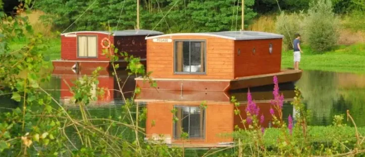 Toue Cabanée accostée 5 Personnes