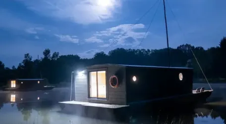 Toue Cabanée accostée 5 Personnes