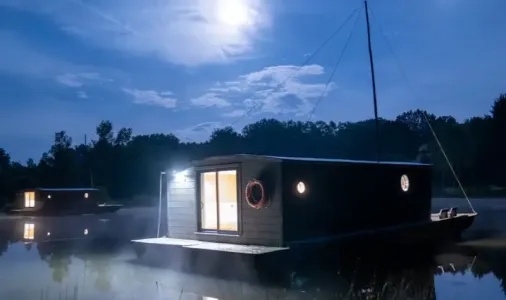 Toue Cabanée accostée 5 Personnes