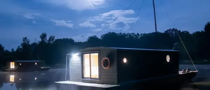 Toue Cabanée accostée 5 Personnes