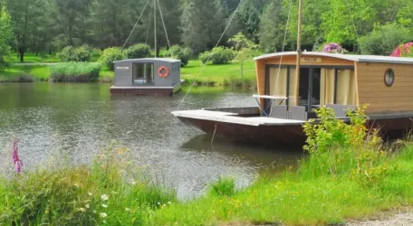 Toue Cabanée au mouillage 5 Personnes