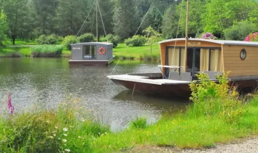 Toue Cabanée au mouillage 5 Personnes