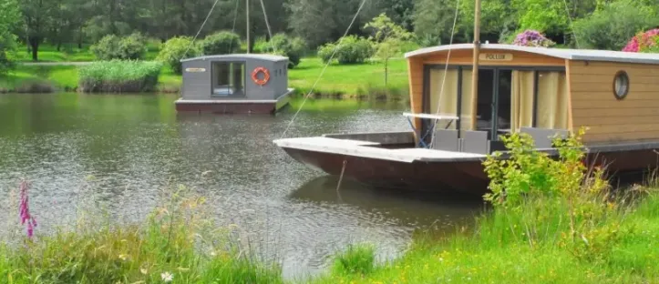 Toue Cabanée au mouillage 5 Personnes