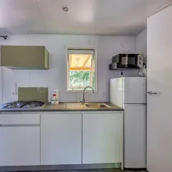 MH Confort 3CH – 6P - Camping Paradis Albret : cuisine équipée