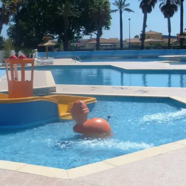 Piscine avec jouets flottants et parasols au Camping Bosc d'En Roug