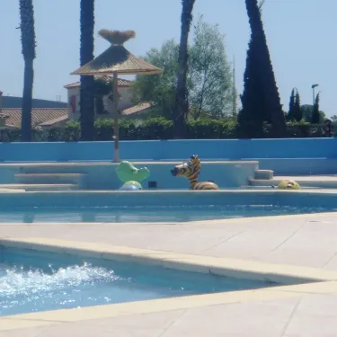 Piscine avec toboggan et parasol au Camping Bosc d'En Roug