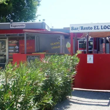 Magasin de camping Camping Bosc d'En Roug avec enseigne 'Supereette' et 'Bar/Resto EL LOCO'.
