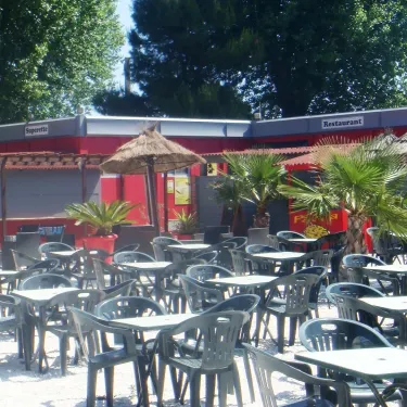 Terrasse extérieure du restaurant avec tables et chaises à Camping Bosc d'En Roug