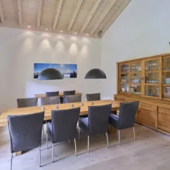 Salle à manger avec table en bois, chaises en cuir, Penthouse avec Sauna 4CH - 8P - Parc AlpChalets Portes du Soleil