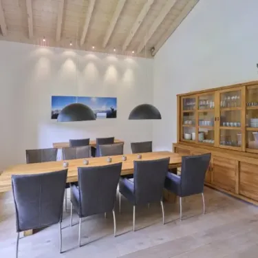 Salle à manger avec table en bois, chaises en cuir, Penthouse avec Sauna 4CH - 8P - Parc AlpChalets Portes du Soleil