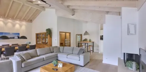 Salon avec canapé L et table basse en bois, Penthouse avec Sauna 4CH - 8P - Parc AlpChalets Portes du Soleil