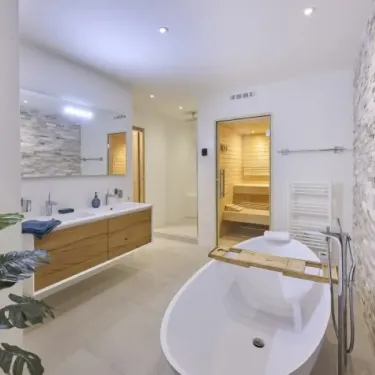 Salle de bain avec baignoire et sauna du Penthouse avec Sauna 4CH - 8P - Parc AlpChalets Portes du Soleil