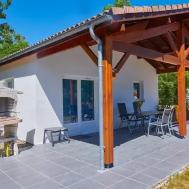 Cigale 2CH - 4/6P - Village des Cigales avec patio, table, chaises et barbecue extérieur