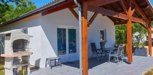 Cigale 2CH - 4/6P - Village des Cigales avec patio, table, chaises et barbecue extérieur