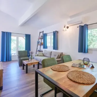Chambre de camping Cigale 2CH - 4/6P - Village des Cigales avec canapé, table et chaises