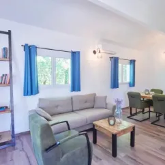 Chambre de camping Cigale 2CH - 4/6P - Village des Cigales avec canapé, table et chaises