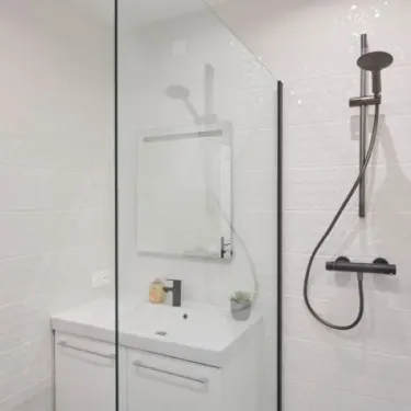 Salle de bain moderne du camping Cigale 2CH - 4/6P - Village des Cigales