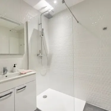 Salle de bain moderne avec douche et lavabo - Libelle Jacuzzi 2CH - Village des Cigales