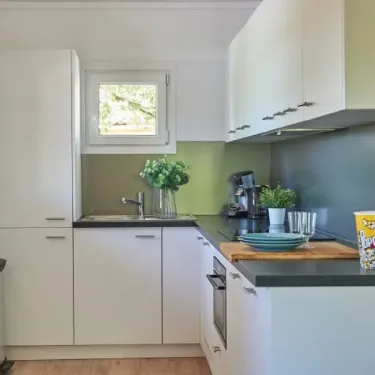 Cuisine moderne avec placards et évier - Libelle Jacuzzi 2CH - Village des Cigales