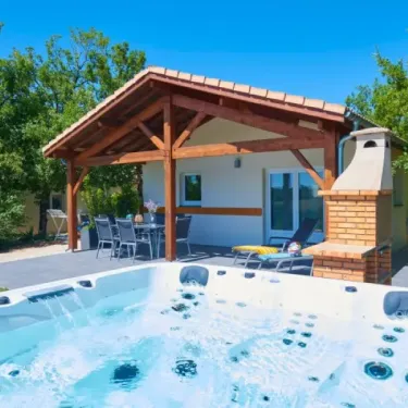 Libelle Jacuzzi 2CH - 4/6P - Village des Cigales : piscine jacuzzi extérieure