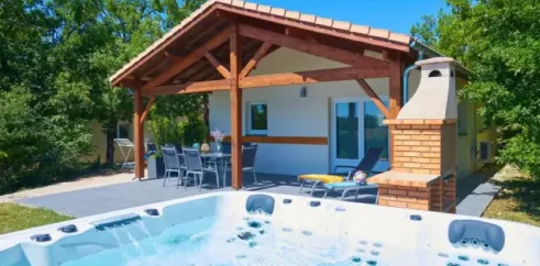Libelle Jacuzzi 2CH - 4/6P - Village des Cigales : piscine jacuzzi extérieure
