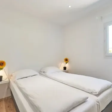 Libelle Jacuzzi 2CH - 4/6P - Village des Cigales : chambre avec deux lits et fenêtre
